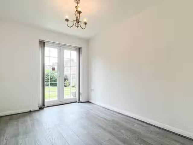 Cozy 2 BA 3 bedroom detached house for rent in Harmonds Wood C.