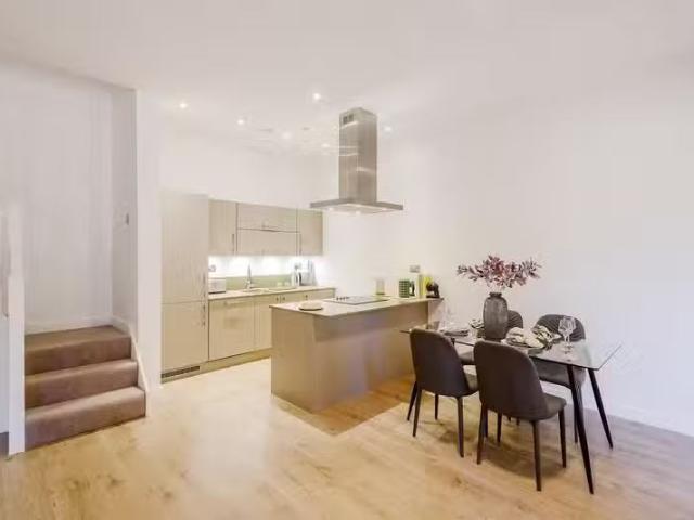 Rental! 2 BA 3 bedroom flat for rent in Upton Park E6