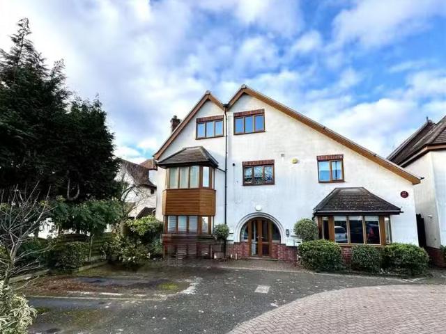 For Rent! 2 BA 3 bedroom penthouse for rent in Birmingham Road.