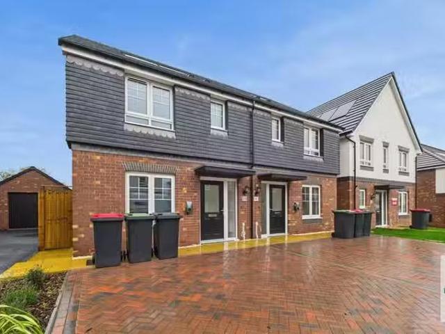 Cozy 2 BA 3 bedroom semi detached house for rent in Cotterill.