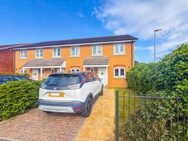 Nice 2 BA 3 bedroom semi detached house for rent in Bronte Ave.