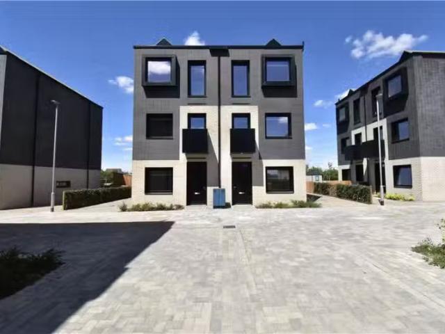 Rental! 2 BA 3 bedroom semi detached house for rent in Lockhar.