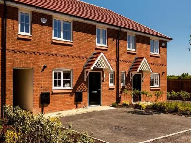 Cheap 2 BA 3 bedroom terraced house for rent in Cromwell Road.