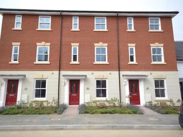 Unique 2 BA 3 bedroom terraced house for rent in Guelder Rose.