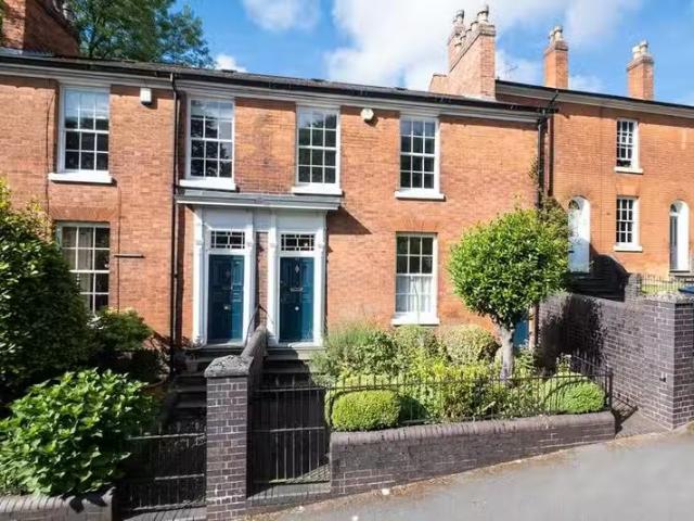 Deal! 2 BA 3 bedroom terraced house for rent in Lee Crescent.