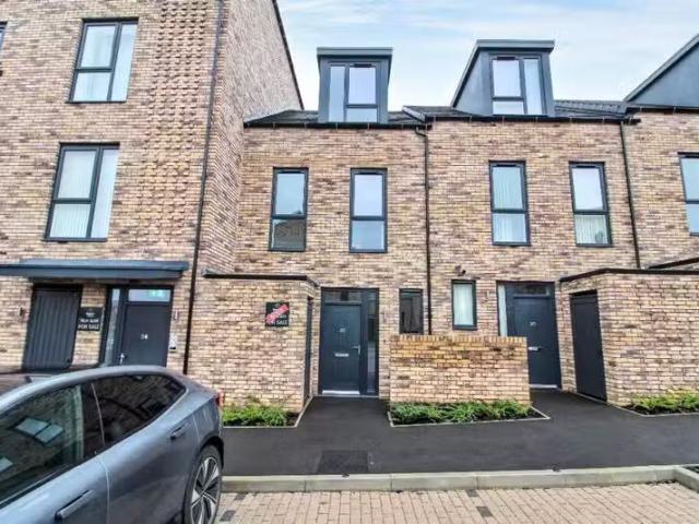 Unique 2 BA 3 bedroom terraced house for rent in 32 Eden Avenu.