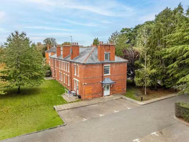Charming 2 BA 2 bedroom apartment for rent in Goldring Way, Lo.