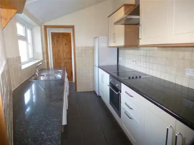 For Rent! 2 BA 2 bedroom flat for rent in Cranbrook Road, Redl.