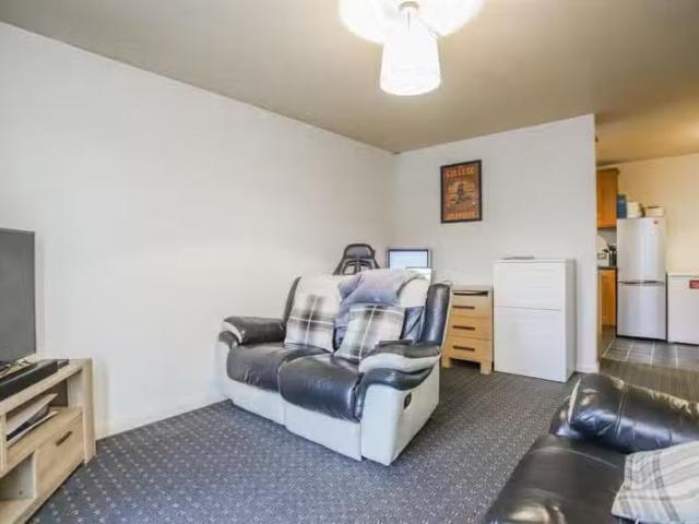 Charming 2 BA 2 bedroom flat for rent in Greenbrook Road, Burn.