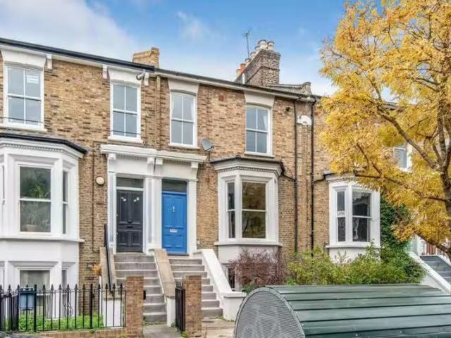 Charming 2 BA 2 bedroom flat for rent in Montague Road, Dalsto.