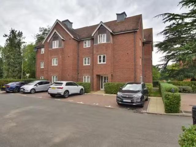 Cozy 2 BA 2 bedroom ground floor flat for rent in Chantry Cour.