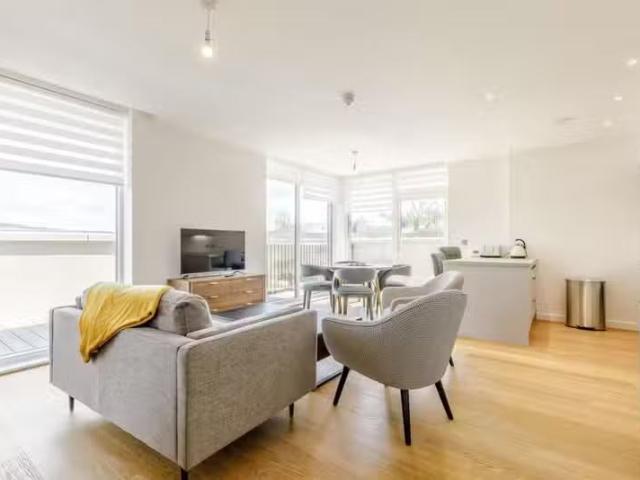 Cozy 2 BA 2 bedroom penthouse for rent in Spa Villas, Matlock.