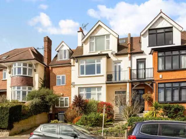 Cozy 2 BA 2 bedroom property to let in Dora Road, London, SW19.