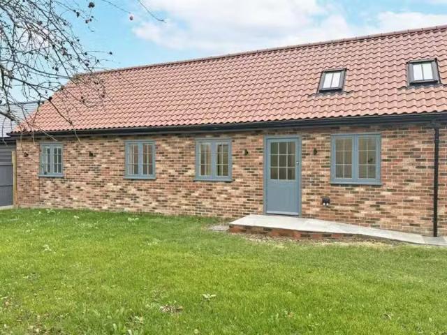 New 2 BA 2 bedroom semi detached bungalow for rent in The Cour.