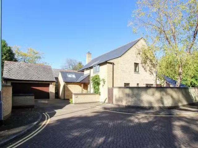 Cozy 2 BA 4 bedroom detached house for rent in Chaucer Close.
