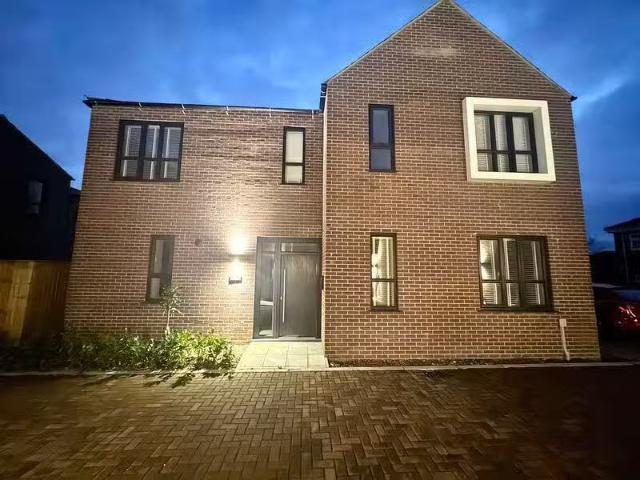 For Rent! 2 BA 4 bedroom detached house for rent in College St.