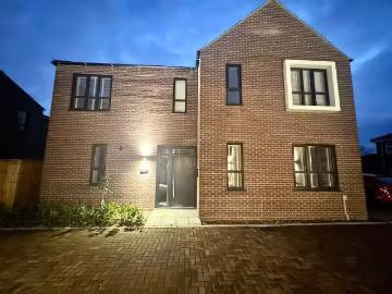 Unique 2 BA 4 bedroom detached house for rent in College Stree.
