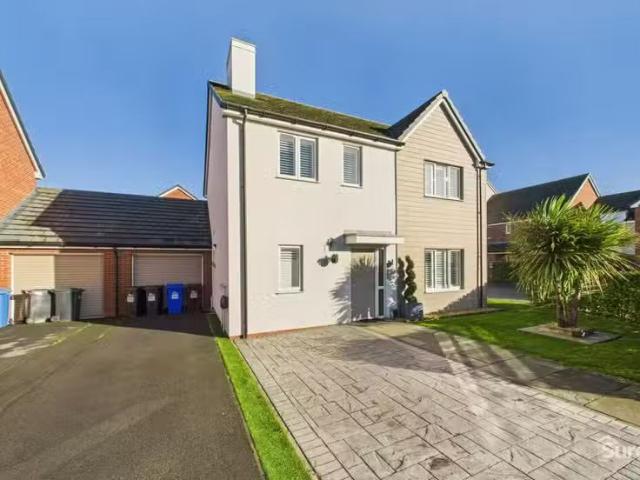 Charming 2 BA 4 bedroom detached house for rent in Hazel Cresc.