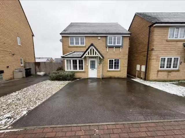 New 2 BA 4 bedroom detached house for rent in Low Whin Fold, K.