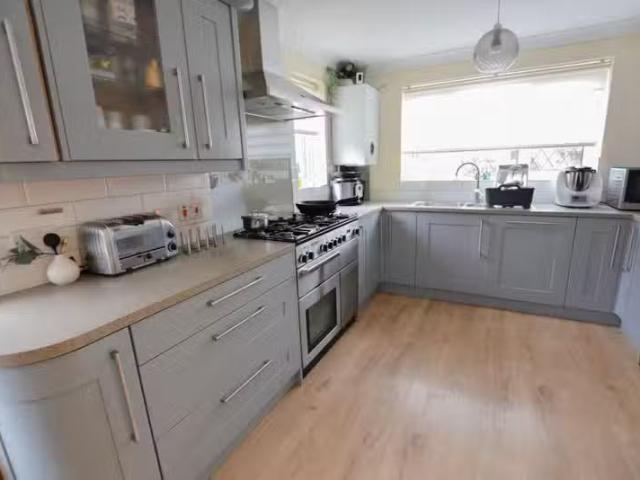 Rental! 2 BA 4 bedroom detached house for rent in Warnford Roa.