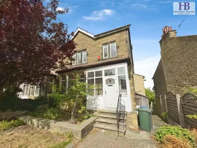 Cozy 2 BA 4 bedroom semi detached house for rent in Leylands L.