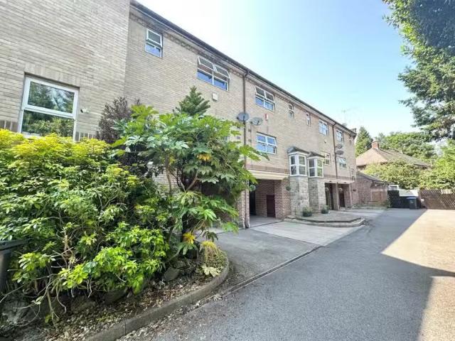 Charming 2 BA 4 bedroom terraced house for rent in Copper Beec.