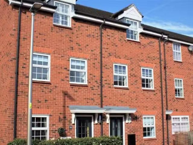 Deal! 2 BA 4 bedroom terraced house for rent in Horton Way, St.
