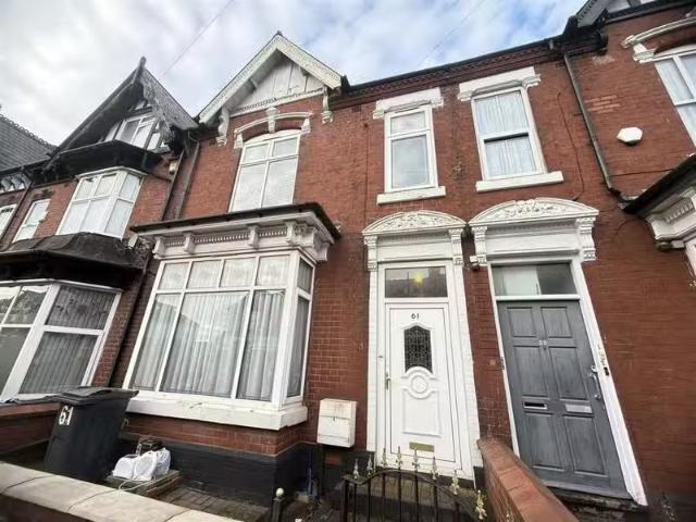 Just in! 2 BA 4 bedroom terraced house for rent in Lodge Road.