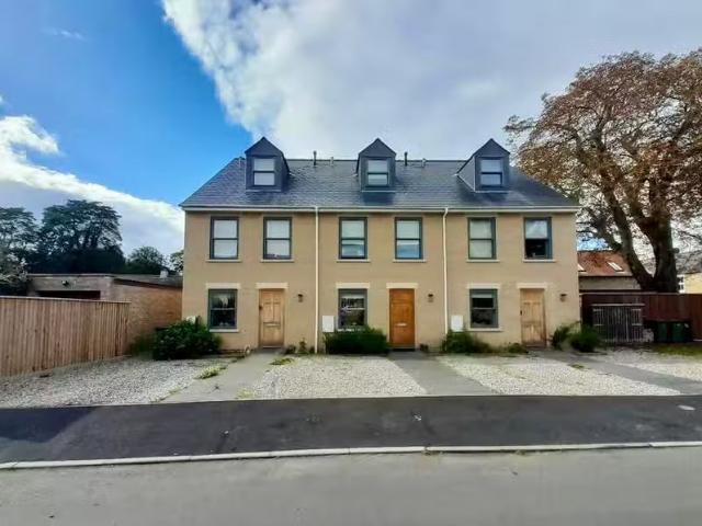 Nice 2 BA 4 bedroom terraced house for rent in Scotsdowne Road.
