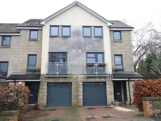 Deal! 2 BA 4 bedroom town house for rent in Hilton Avenue, Abe.