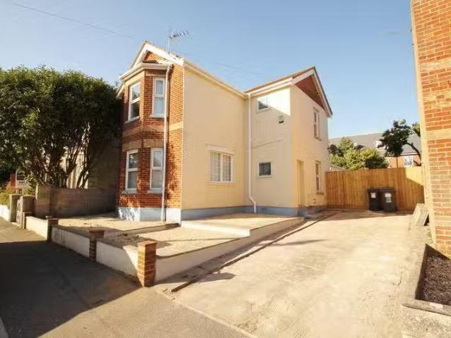 Deal! 2 BA 5 bedroom detached house for rent in Maple Road, Bo.
