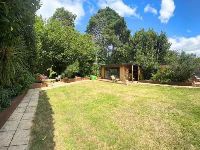 Just in! 2 BA 5 bedroom detached house for rent in Richmond Wo.