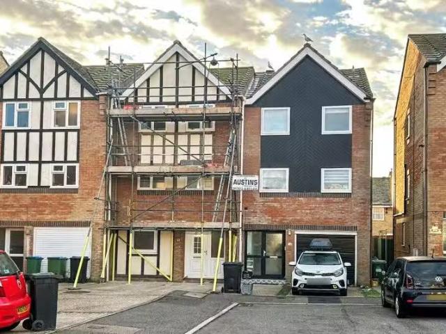 For Rent! 2 BA 5 bedroom terraced house for rent in Mallett Cl.