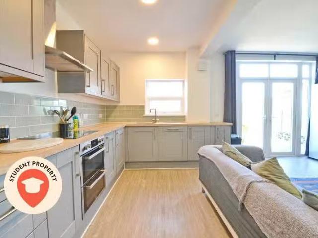 New 2 BA 6 bedroom semi detached house for rent in Southmead R.