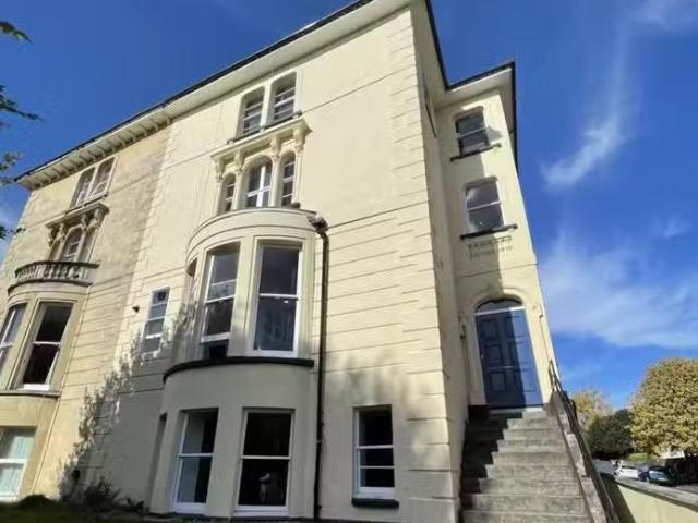 Deal! 2 BA 8 bedroom ground floor maisonette for rent in Ashgr.