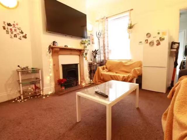 Cozy 2 bedroom terraced house for rent in The Grove, Daisy Roa.