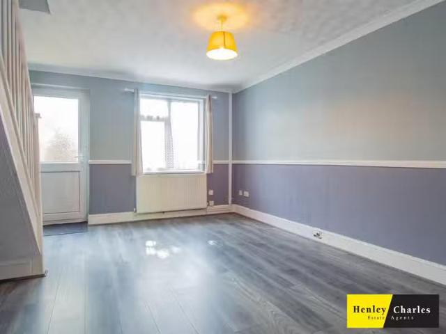 Rental! 2 bedroom terraced house for rent in Washington Drive.