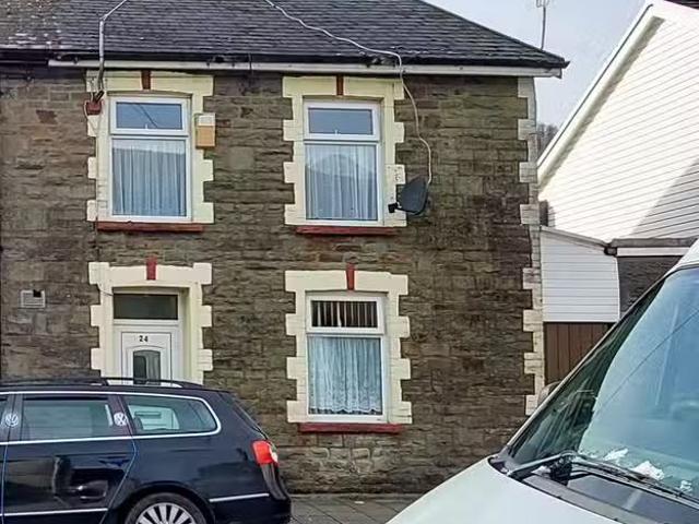 Unique 2 bedroom terraced house for rent in Oxford Street, Mae.