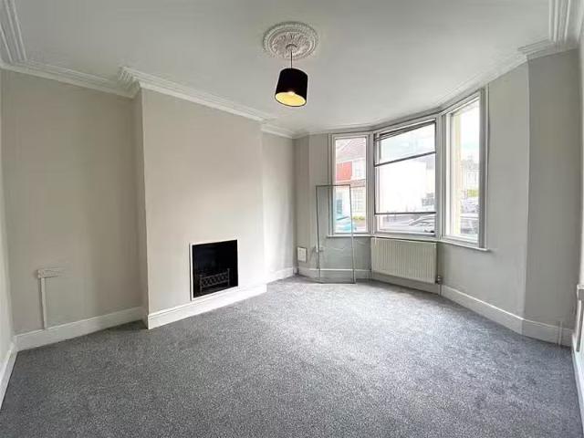 Charming 2 bedroom terraced house for rent in Stoke Lane, West.