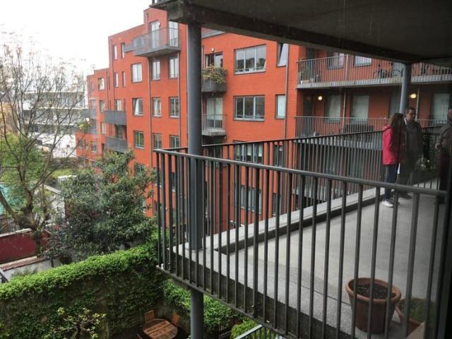 Nice 2 bedroom apartment along the canal, very bright