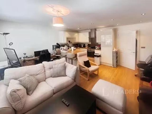 Just in! 2 bedroom apartment for rent in Colville Road, Cambri.
