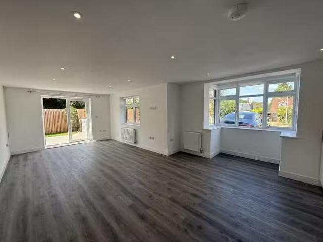 Cozy 2 bedroom apartment for rent in Cornerways, Balsall Stree.