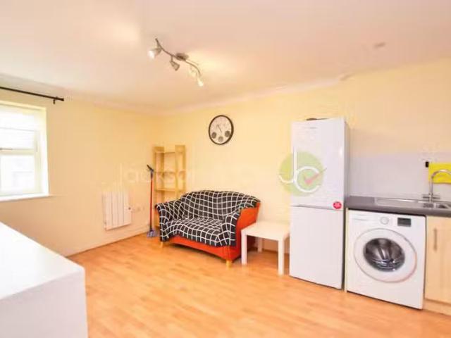 For Rent! 2 bedroom apartment for rent in Albany Gardens, Colc.