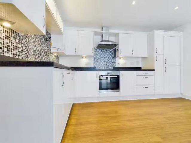 New 2 bedroom apartment for rent in Ascote Lane, Shirley, Soli.