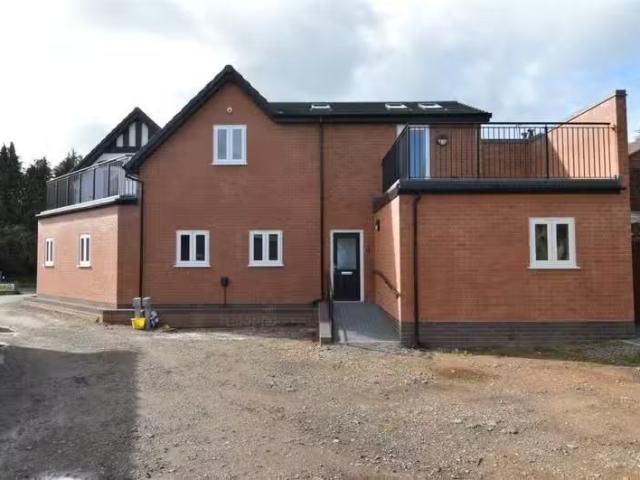 Unique 2 bedroom apartment for rent in Birmingham Road, Alvech.