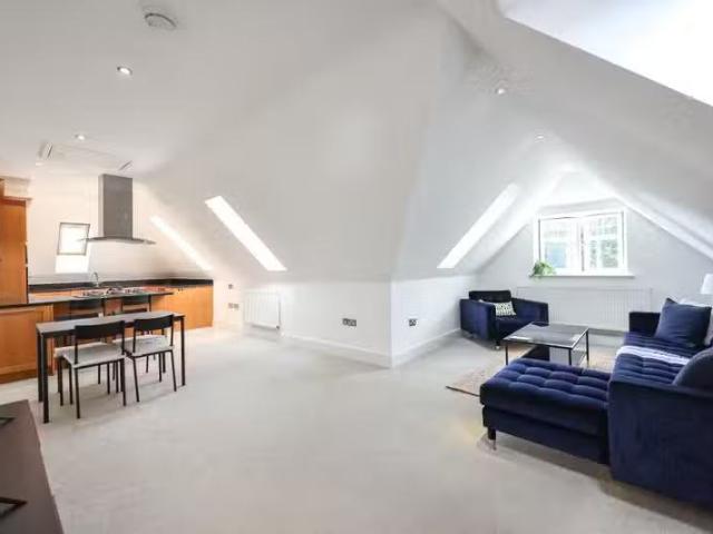 Charming 2 bedroom apartment for rent in Highbury Road, Sutton.