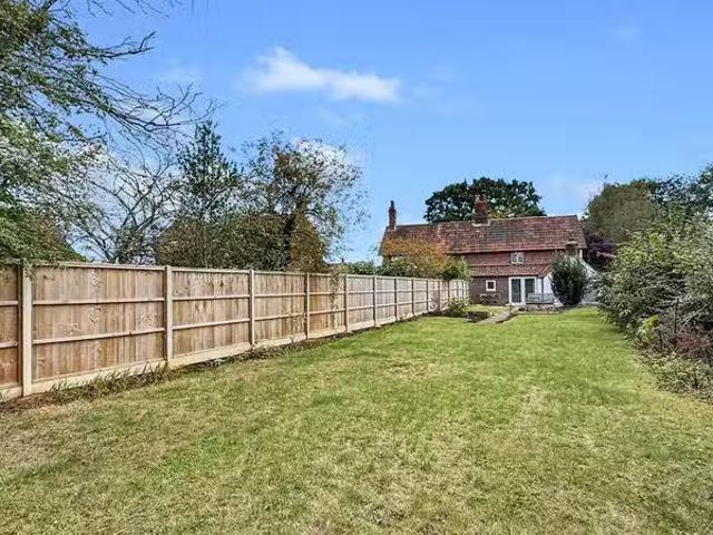For Rent! 2 bedroom cottage for rent in Silver Street, Steeple.
