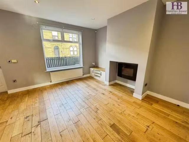 Cozy 2 bedroom end of terrace house for rent in Albert Road, Q.