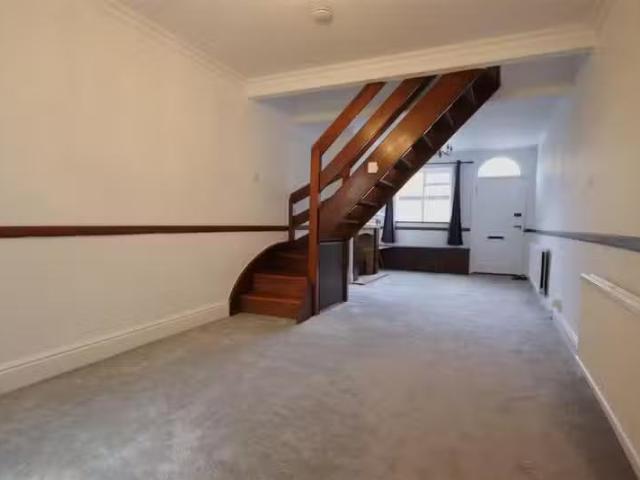 Cheap 2 bedroom end of terrace house for rent in Argyle Street.