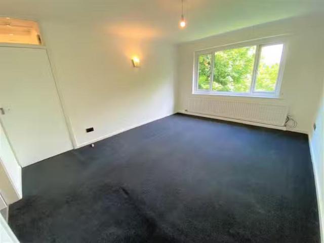 Rental! 2 bedroom flat for rent in Baildon Wood Court, Baildon.